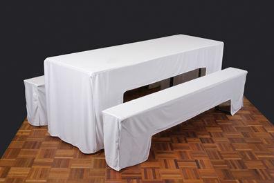 picknicktafel met banken <br> aangekleed met tafel/bankhoesen <br> en tafellinnen