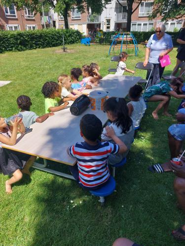 <br>lage kindertafel met vaste krukken