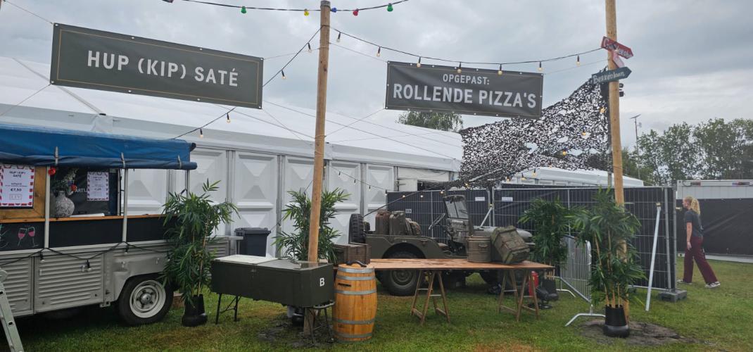 uitgiftebuffet, vlonderplaat op schragen, 300x100 cm - koppelbaar
