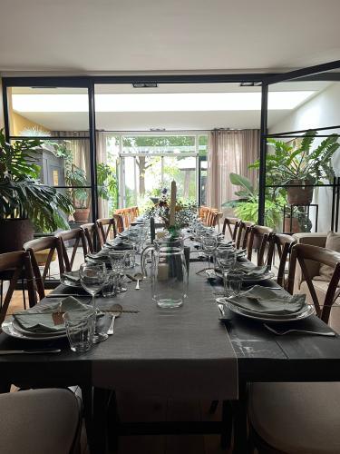 kasteeltafel 300x100 cm <br> met crossbackstoelen<br> (ondertussen zijn de tafels gelakt<br> zie artnr. 1265)