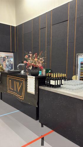bar met overzet/uitgiftebuffet <br>zwart marmer hpl