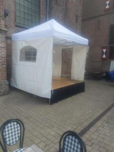 podium met overkapping