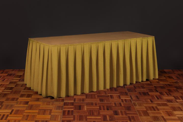 uitstaltafel met oker-gele rok