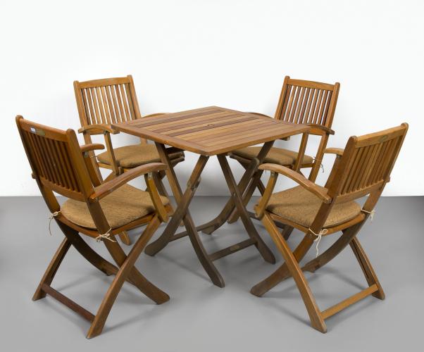 tafel hout met stoelen <br>
